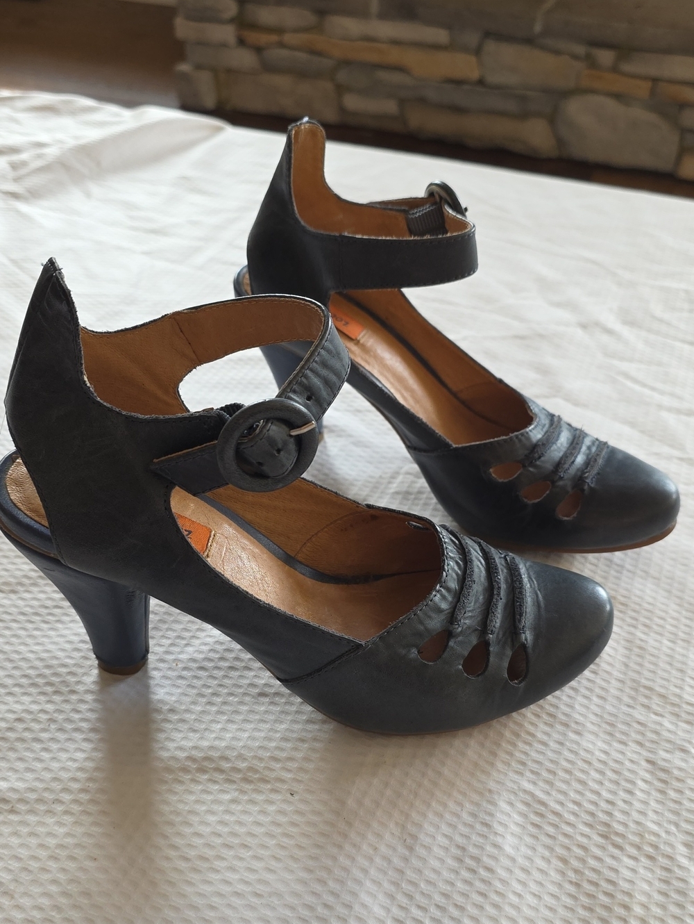 Gorgeous MIZ MOOZ Strawberry mule heels! 7.5